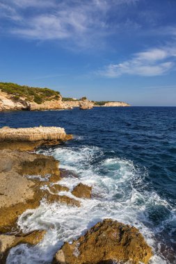 Kayalar ile gökyüzünün altında denize manzara. Mallorca Adası, İspanya Akdeniz, Balear Adaları.