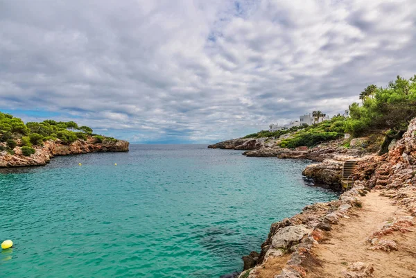 Paisagem Com Rochas Sobre Mar Sob Céu Ilha Maiorca Espanha — Fotografia de Stock