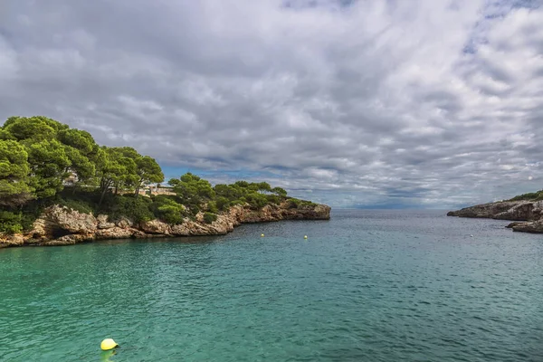 天空下的海面上有岩石的风景 马略卡岛 西班牙地中海 巴利阿里群岛 — 图库照片