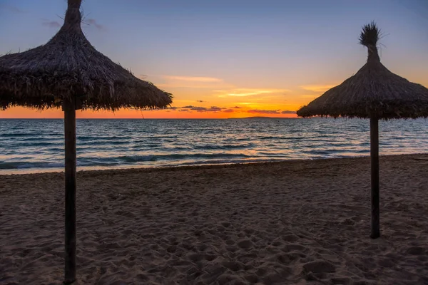 Парасольки Пляжу Пляжі Ареналь Поблизу Пальма Мальорка Час Заходу Сонця — стокове фото