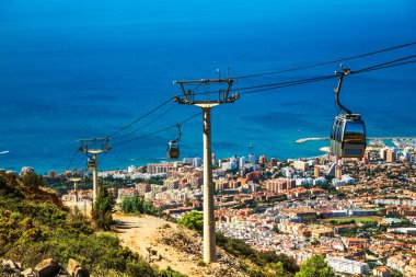 Costa del Sol 'un üstündeki füniküler. Calamorro Dağı 'nın tepesinden, Benalmadena, Endülüs, İspanya.