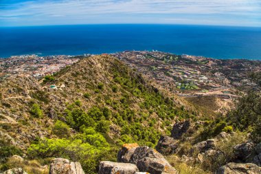 İspanya 'nın Endülüs Eyaleti Benalmadena' daki Calamorro Dağı 'nın tepesinden Costa del Sol' un panoramik manzarası.