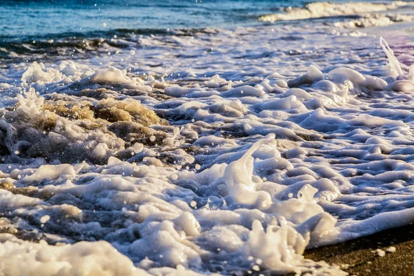 Vagues Transformant Mousse Blanche Comme Ils Lavent Sur Plage Sable — Photo