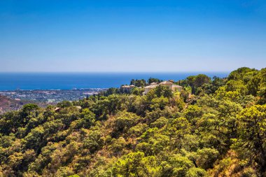 Arka planda dağlar ve deniz olan güzel bir yamaç manzarası. Endülüs. İspanya