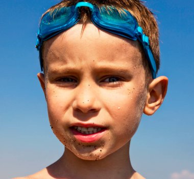 Yüzme gözlüklü bir çocuğun portresi. 