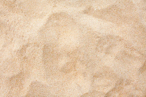 Пляж с песком близко — стоковое фото