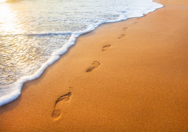 Huellas en la playa de arena — Foto de Stock