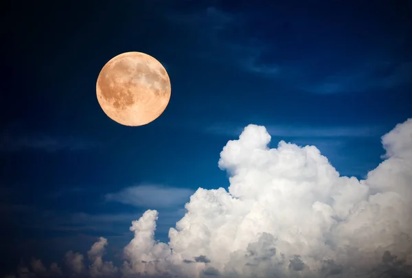 Moon in dark sky — Stock Photo, Image