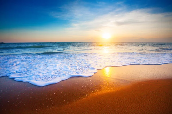 Prachtige zonsondergang en zandstrand — Stockfoto