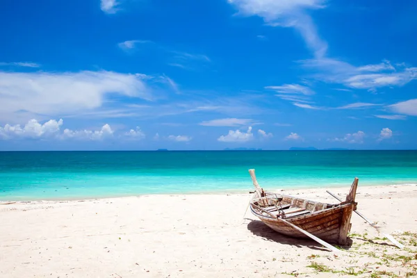 Praia e barco de pesca — Fotografia de Stock