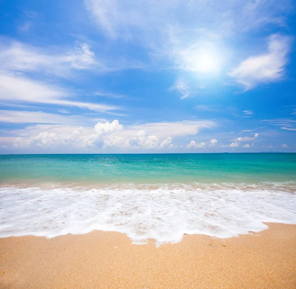 Onde sul mare in spiaggia — Foto Stock