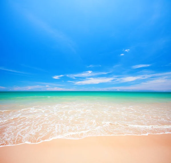 Golven op zee bij strand — Stockfoto