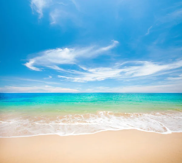 Olas en el mar en la playa — Foto de Stock