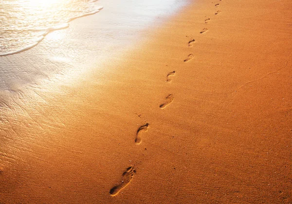 Huellas en la playa de arena — Foto de Stock