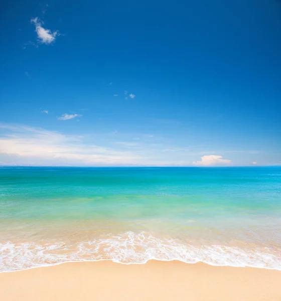 Onde sul mare in spiaggia — Foto Stock