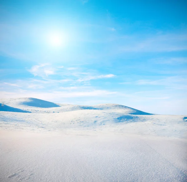 青空と雪の丘 — ストック写真