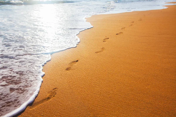 Plaża Fale Ślady Stóp Zachodzie Słońca — Zdjęcie stockowe