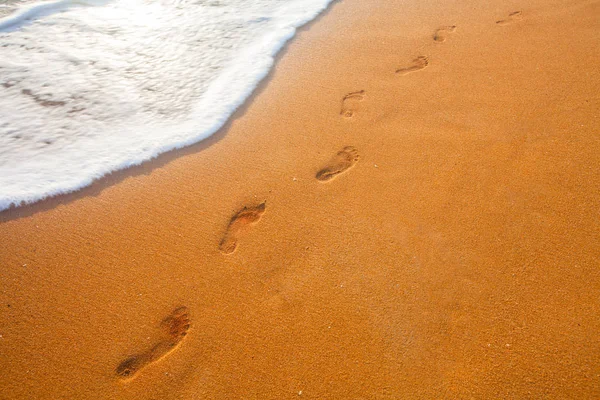 Strand Våg Och Mänskliga Fotavtryck Sand — Stockfoto