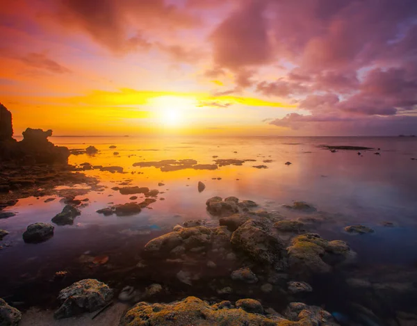 Schöner Sonnenuntergang und Meer — Stockfoto