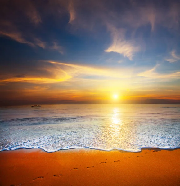 明るいカラフルな夕焼けと穏やかな海 — ストック写真