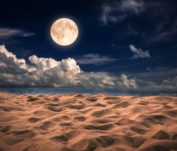 Piaszczysta plaża i księżyc w nocy — Zdjęcie stockowe