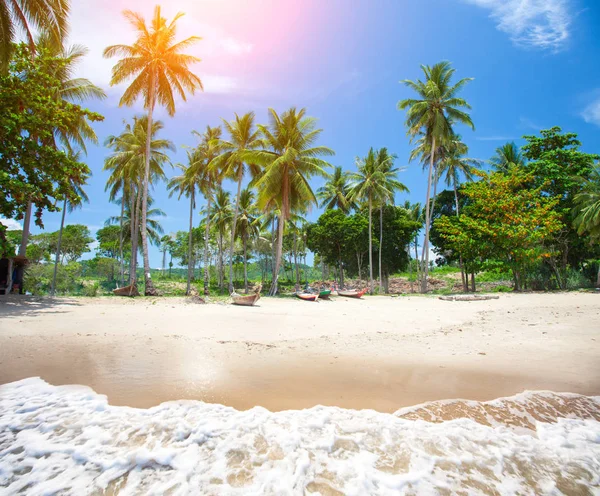 Pláž a rybářská loď, koh Lanta, Thajsko — Stock fotografie