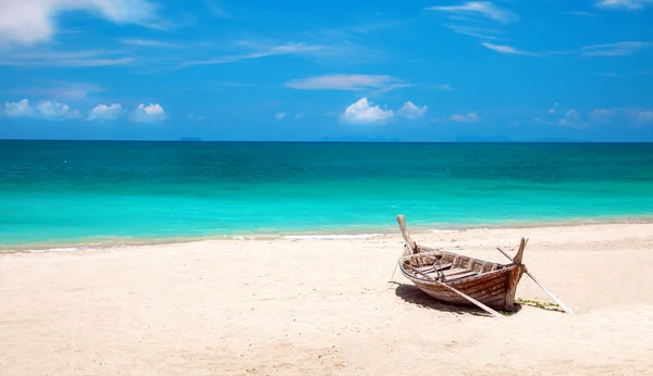 Tropisch strand en longtail boot, Koh Lanta, Thailand Stockafbeelding