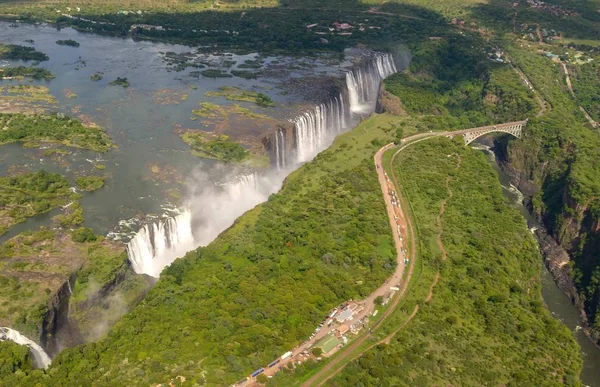 Dünyanın en büyük şelale Victoria Şelaleleri