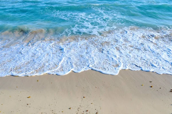 Onda Uma Praia Areia Verão — Fotografia de Stock