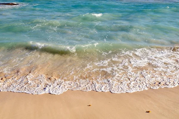 Onda Uma Praia Areia Verão — Fotografia de Stock