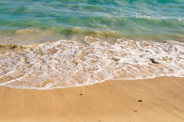 Onda Uma Praia Areia Verão — Fotografia de Stock