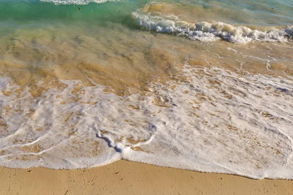 Onda Uma Praia Areia Verão — Fotografia de Stock