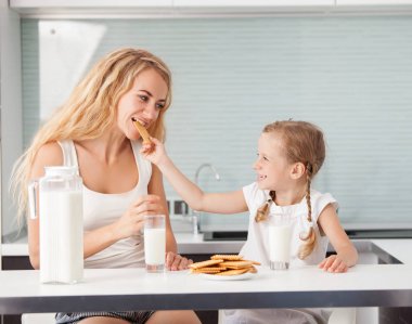 Çocuk anne sütü içme ile