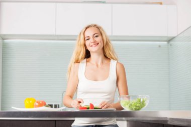 Genç kadın sebze salatası hazırlama 