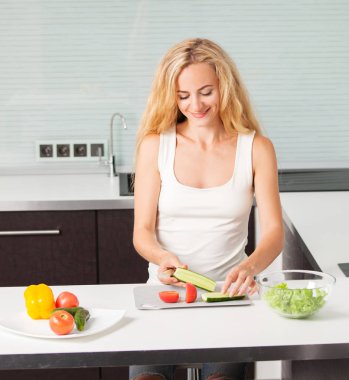 Genç kadın sebze salatası hazırlama 