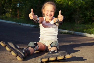 Çocuk tekerlekli paten üzerinde