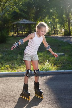 Çocuk tekerlekli paten üzerinde