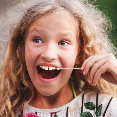 Kız kendini diş çekti