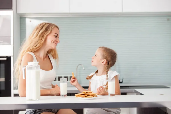 Kind mit Mutter trinkt Milch — Stockfoto