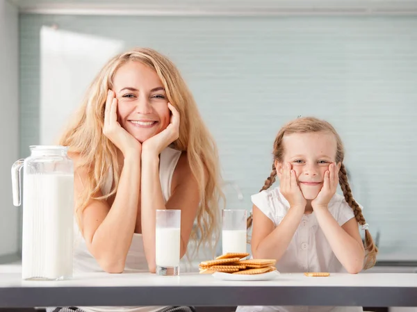 Child with mother drinking milk — Stock Photo, Image