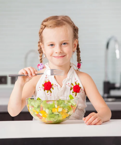 Kislány étkezési növényi saláta — Stock Fotó