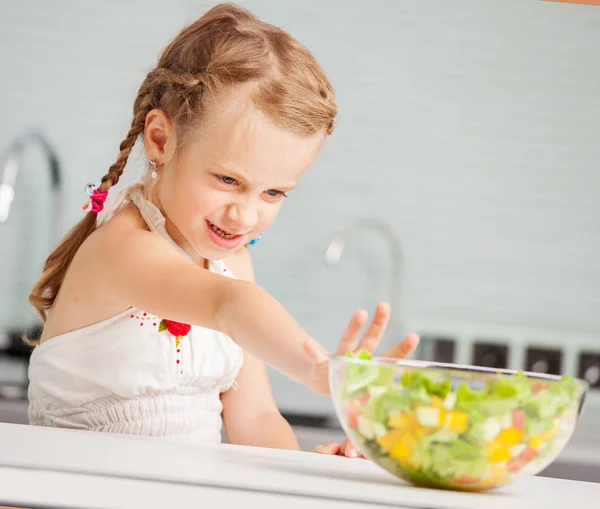 Маленькая девочка отказывается есть салат — стоковое фото