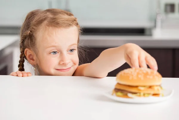 Ребёнок с гамбургером — стоковое фото