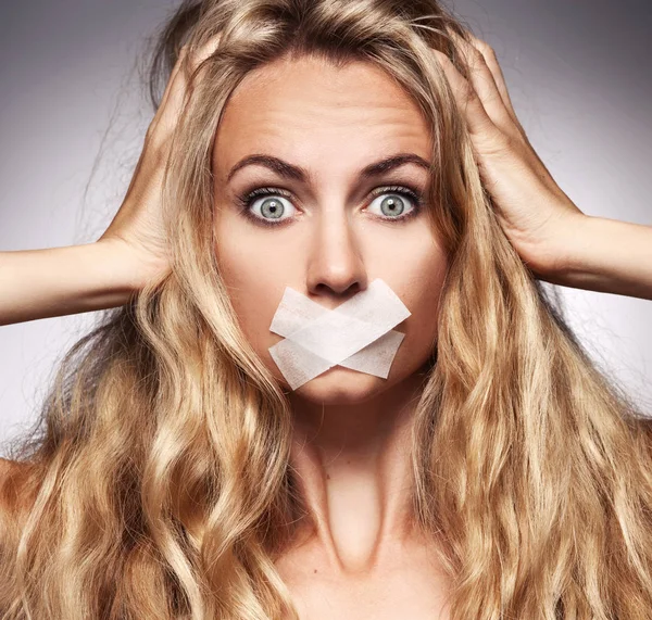 Frau mit versiegeltem Mund — Stockfoto