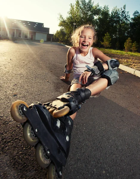 Criança em patins — Fotografia de Stock