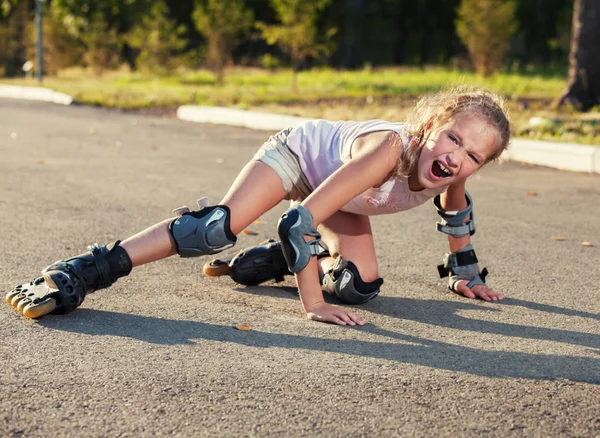 Criança em patins — Fotografia de Stock