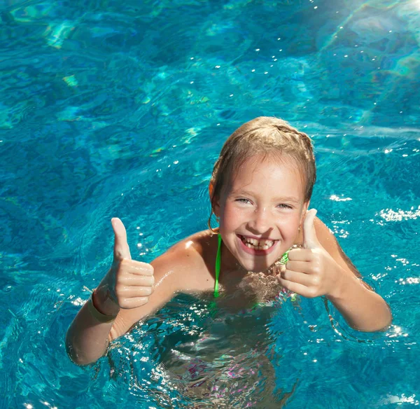 Boldog gyermek medence — Stock Fotó