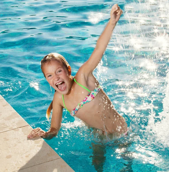 Счастливый ребенок в бассейне — стоковое фото