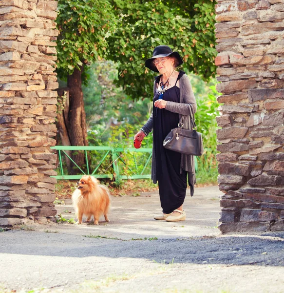 90-jährige Frau spaziert durch die Stadt — Stockfoto