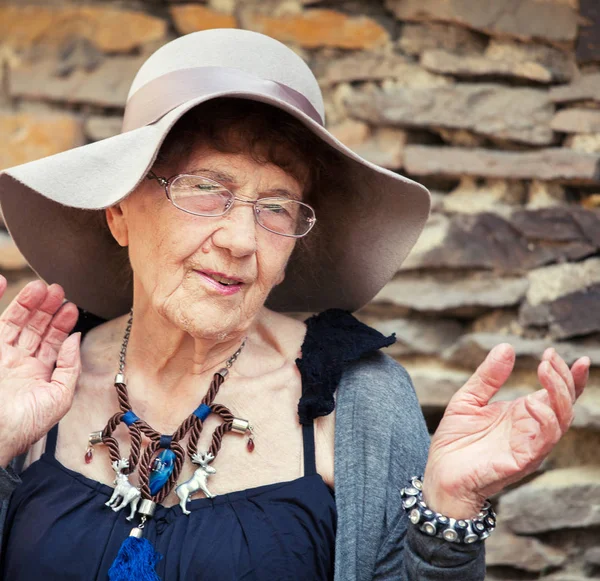 Стильная 90-летняя женщина, гуляющая по городу — стоковое фото